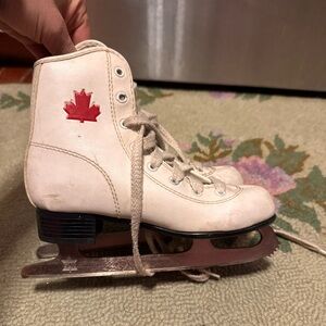 VINTAGE  Canadian Flyer white figure skates with a red maple leaf girls size 1